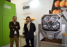 Joaquín Roca (Product Manager) y José Mataix, en el stand de Zumex, empresa valenciana fabricante de máquinas exprimidoras para la elaboración de zumo natural. 